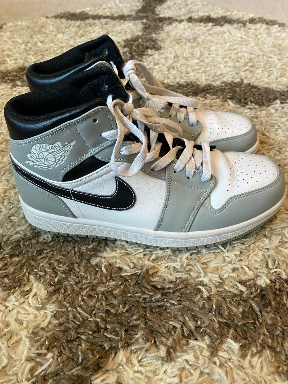 Jordan 1 Mid Light Smoke